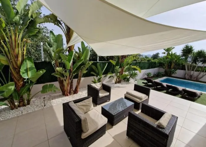 Moderna Casa Con Piscina Privada