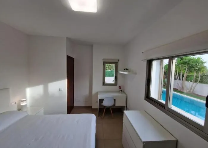 Moderna Casa Con Piscina Privada Сasa de vacaciones *