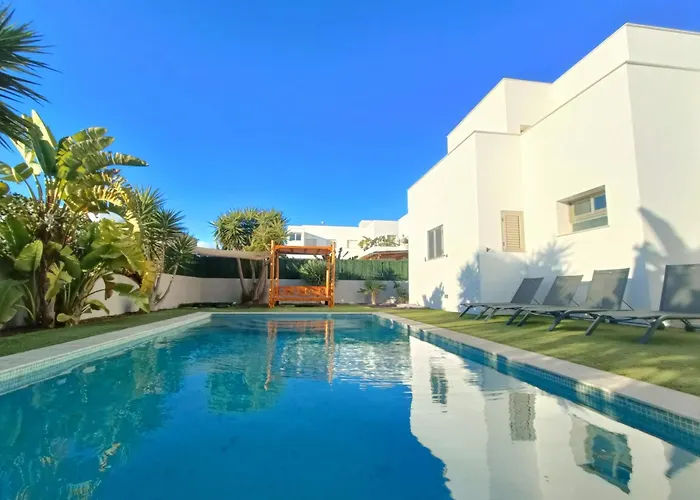 Moderna Casa Con Piscina Privada