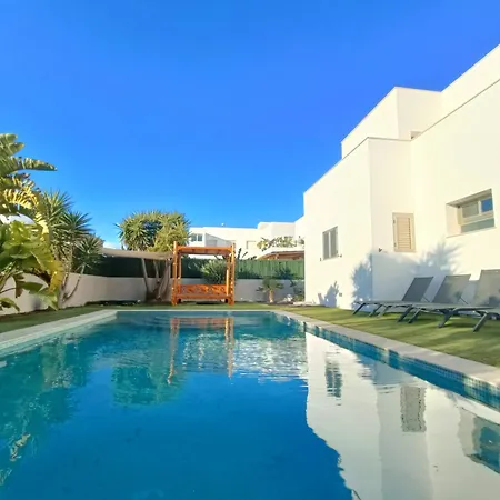 Moderna Casa Con Piscina Privada