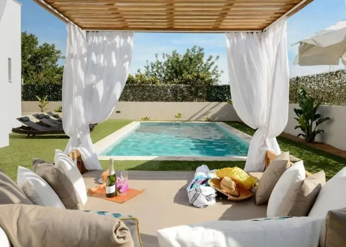 Moderna Casa Con Piscina Privada Vakantiehuis
